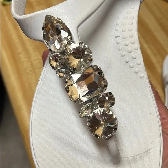 Elegant White OKA b Sandals with Crystal Embellishments - Picture 3 of 5